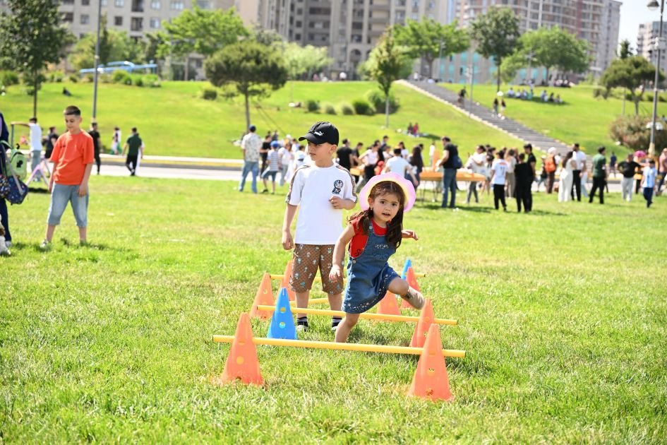 Kids playing in front of the Heydar Aliyev Center, one of the best family-friendly places for tourists to visit in Baku